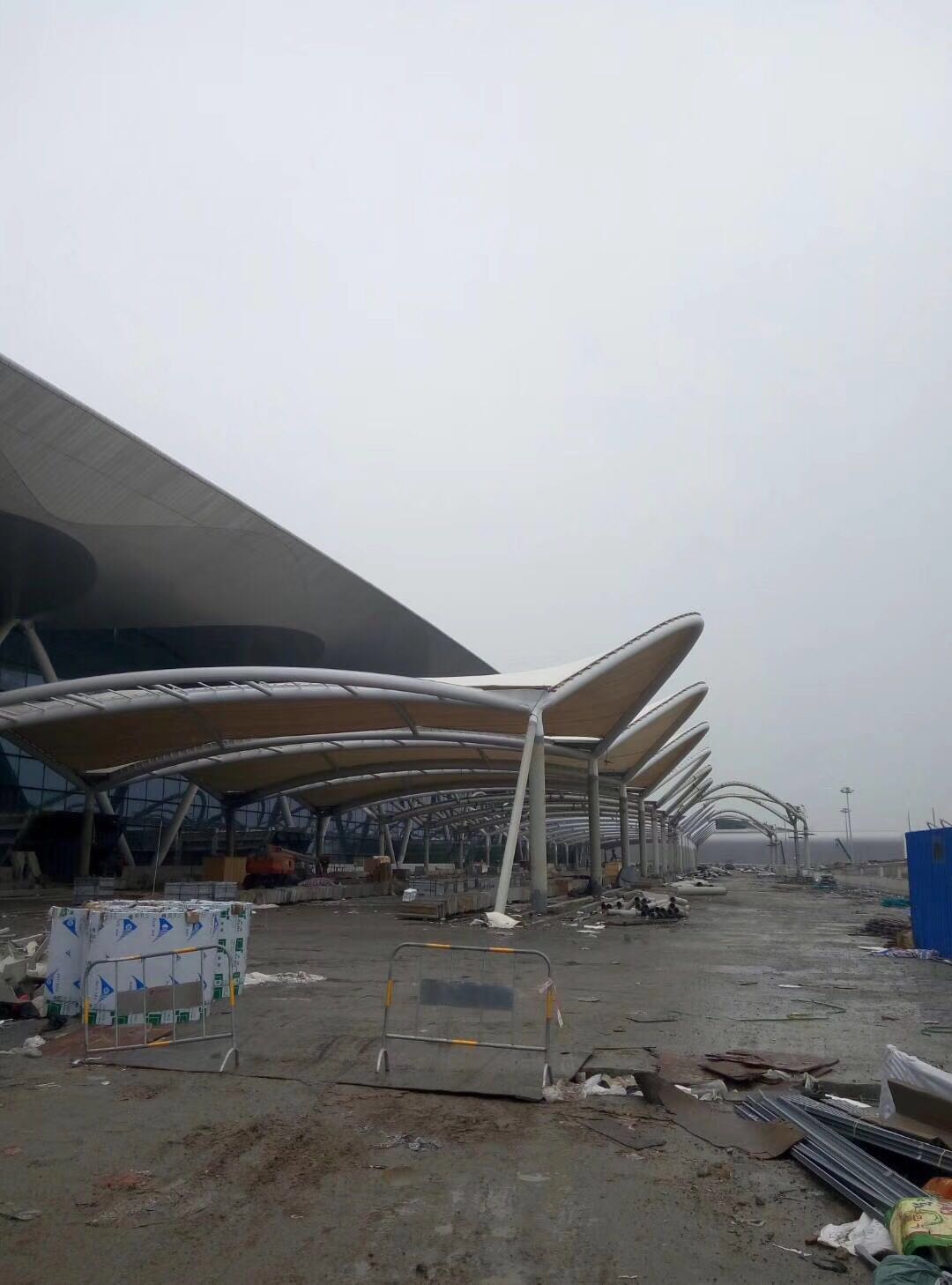广州白云机场三期改造航站楼电缆桥架进场