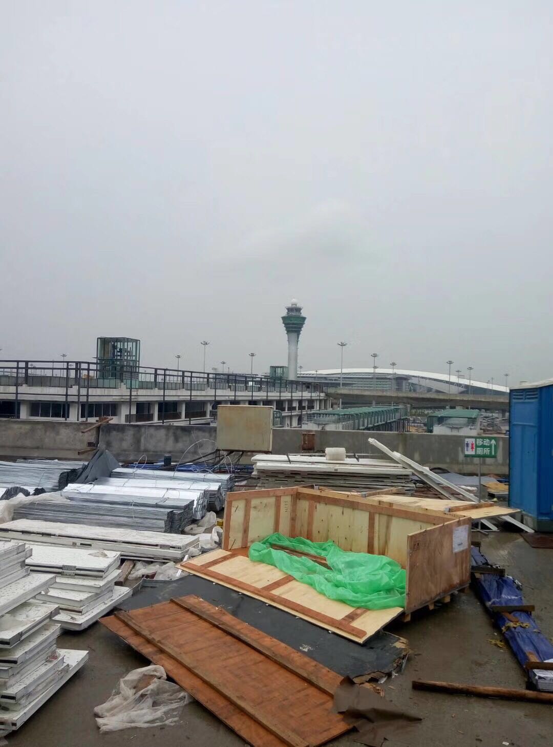 广州白云机场三期改造航站楼电缆桥架进场